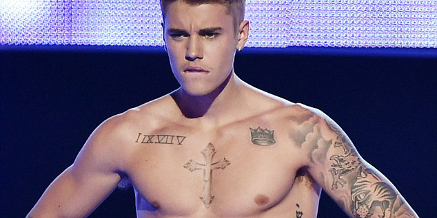 Justin Bieber Shows Off His Six Pack On Fashion Rocks Photos Glamsquad Magazine