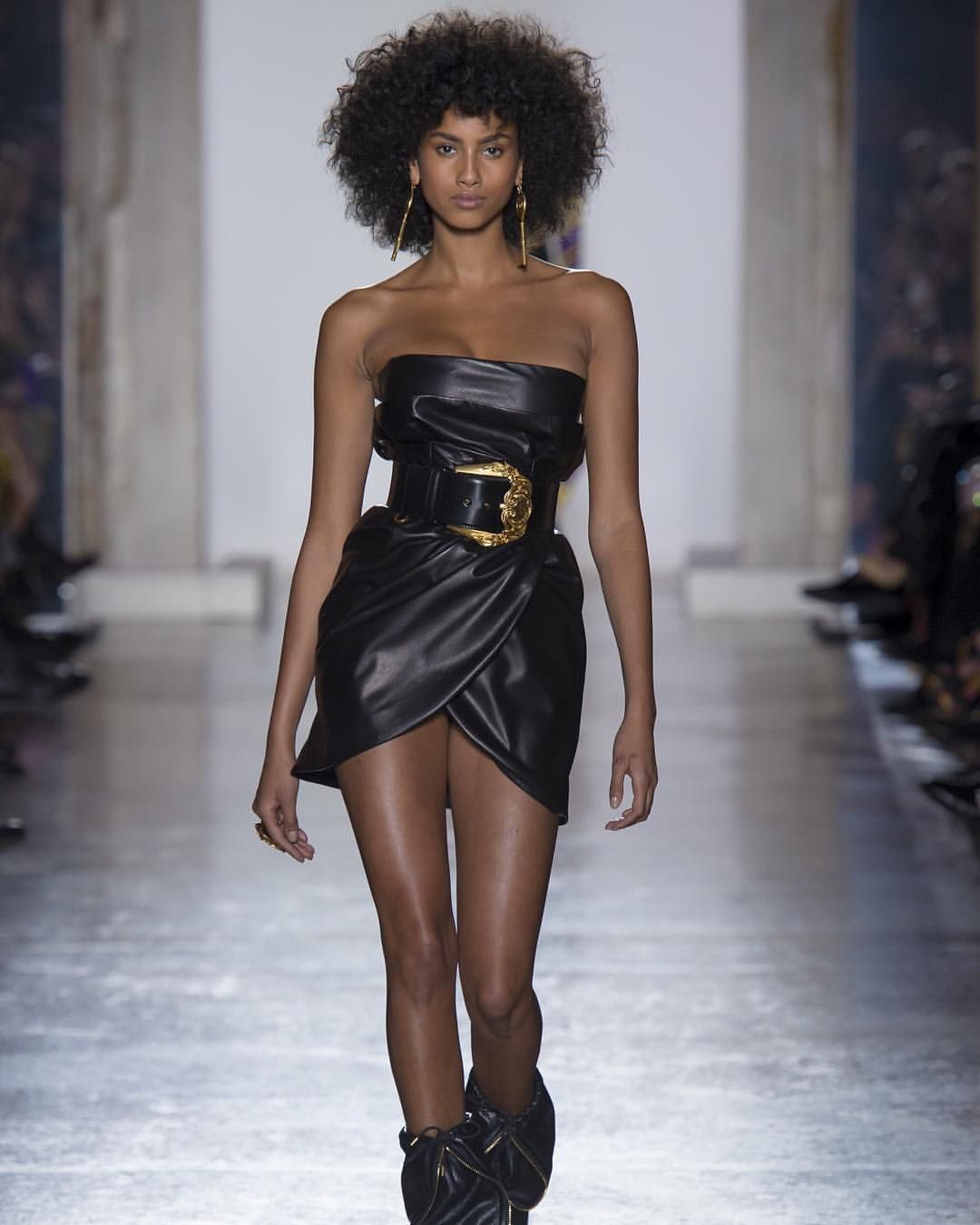 Imaan Walks For Fall-Winter 2023 Versace [VIDEO] – GLAMSQUAD MAGAZINE