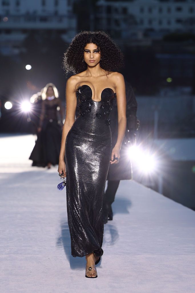 Imaan Walks For FallWinter 2023 Versace [VIDEO] GLAMSQUAD MAGAZINE