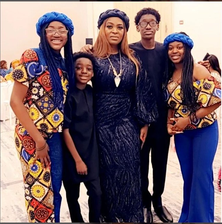 Perosaiyemi Adeniyi and her kids. (Three for 2baba. the last by the right not for 2Baba)